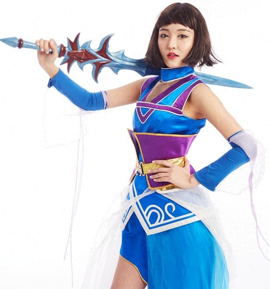 电车少女角色cosplay 演绎霸气剑神女侠