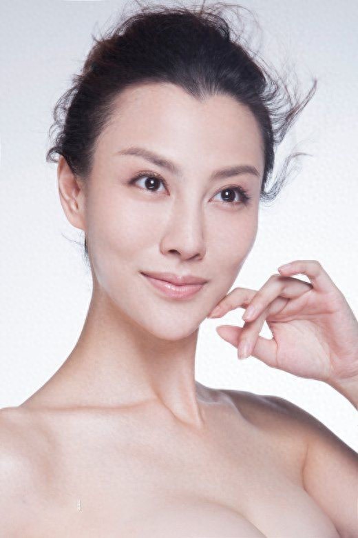 江易珈在电视剧《最美的时光》有着出色的表演,女强人角色受认可