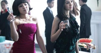 ​hold住姐安心养胎，挺大肚和老公上街，据爆料预产期在11月