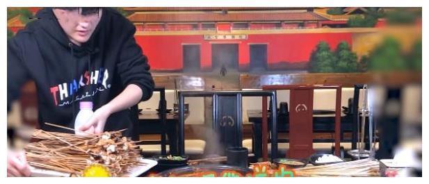 大胃王挑战999根串串，中途借口离开去“催吐”，网友：再见！