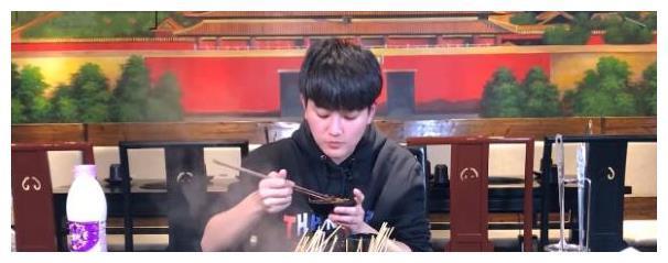 大胃王挑战999根串串，中途借口离开去“催吐”，网友：再见！