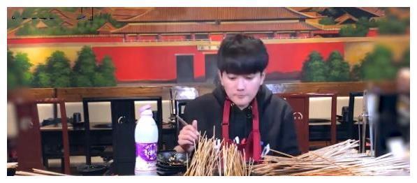 大胃王挑战999根串串，中途借口离开去“催吐”，网友：再见！