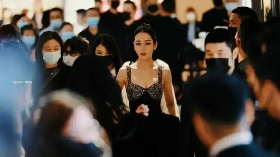 迪丽热巴穿黑色蛋糕裙拍甜酷风写真