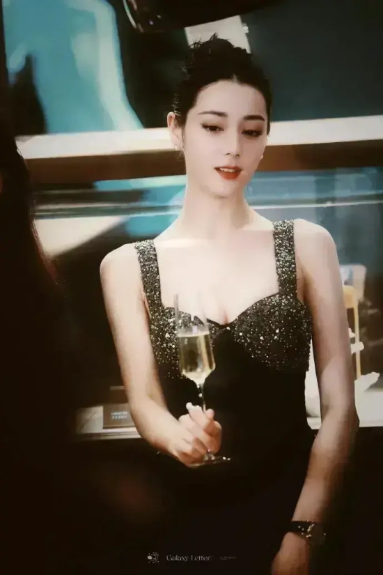 迪丽热巴穿黑色蛋糕裙拍甜酷风写真