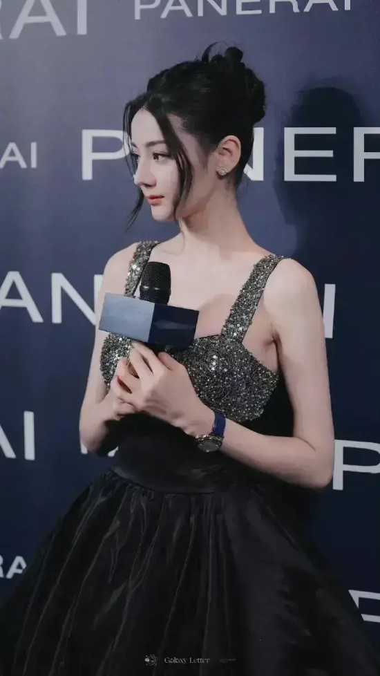 迪丽热巴穿黑色蛋糕裙拍甜酷风写真