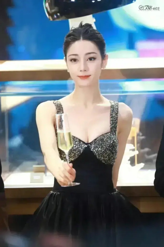 迪丽热巴穿黑色蛋糕裙拍甜酷风写真