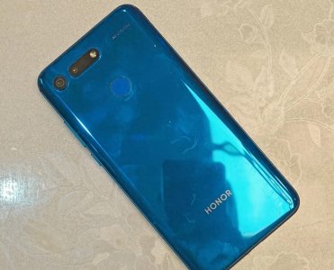 ​荣耀V20：经典机型面临淘汰？用户换机理由分析