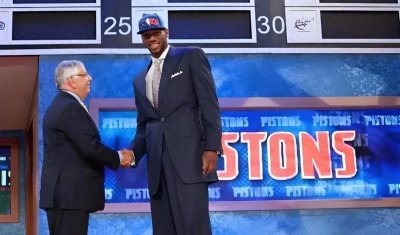 ​擅长策应和传球的他被小球时代淘汰，回顾他的职业生涯。