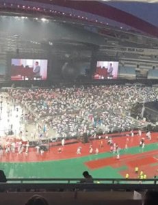 ​周杰伦南京演唱会下雨，内场惨了，网友：花最贵的钱，淋最大的雨