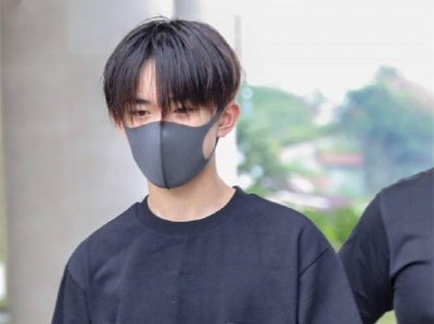 ​易烊千玺的“老爸”和“儿子”，一个沧桑，一个惊为天人！