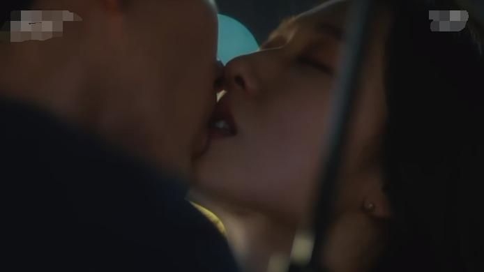 玄彬洒泪只剩朴信惠雨中激吻100秒