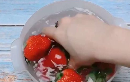 草莓的正确清洗方法,草莓怎么洗 清洗草莓的正确方法图7