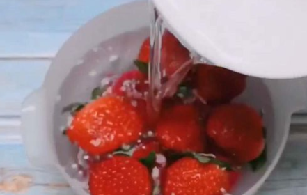 草莓的正确清洗方法,草莓怎么洗 清洗草莓的正确方法图5
