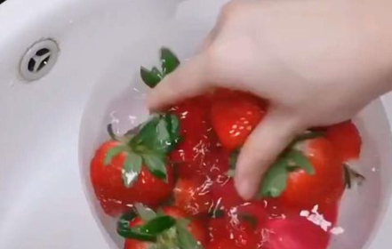 草莓的正确清洗方法,草莓怎么洗 清洗草莓的正确方法图10