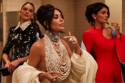 ​太拼了！42岁卡戴珊穿一身珍珠，73岁王薇薇似少女，秀无遮挡胯部