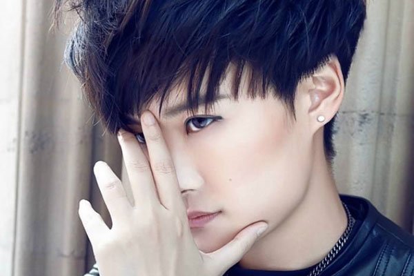 李宇春的丈夫是谁 和外国保镖穿情侣装