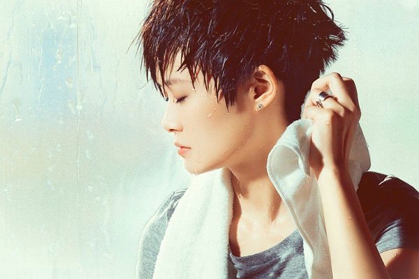 李宇春的丈夫是谁 和外国保镖穿情侣装