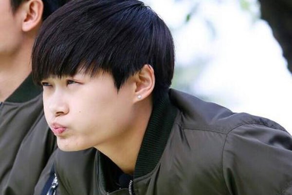 李宇春的丈夫是谁 和外国保镖穿情侣装