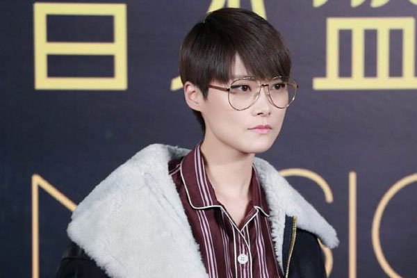 李宇春的丈夫是谁 和外国保镖穿情侣装