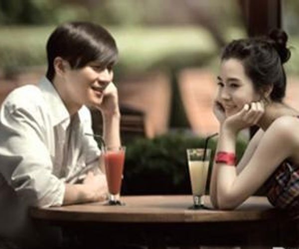 好朋友变恋人的尴尬期 近水楼台先得月太合适了