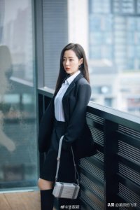 ​当歌手张靓颖穿上丝袜时，粉丝们都说：不仅歌唱得好，而且有气质