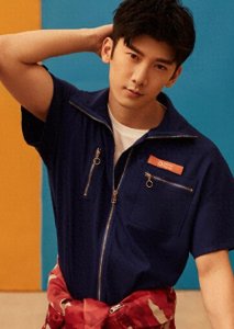 ​刘芮麟搂女友腰散步新恋情曝光 女友身材凹凸有致