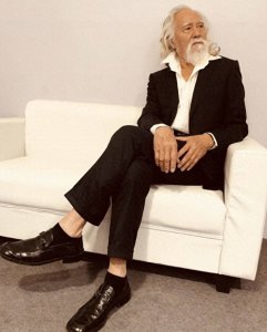 ​“中国最帅老头”微博高调秀恩爱，76岁老伴大长腿令人羡慕！