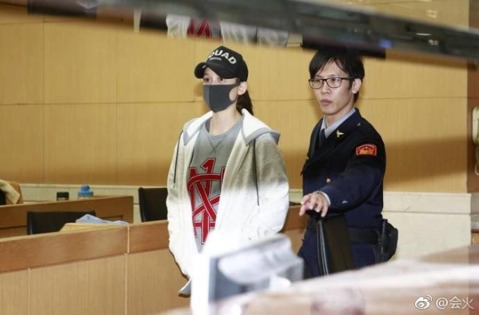 苏醒有女友了？两人亲密照被晒出，女友颜美身材靓