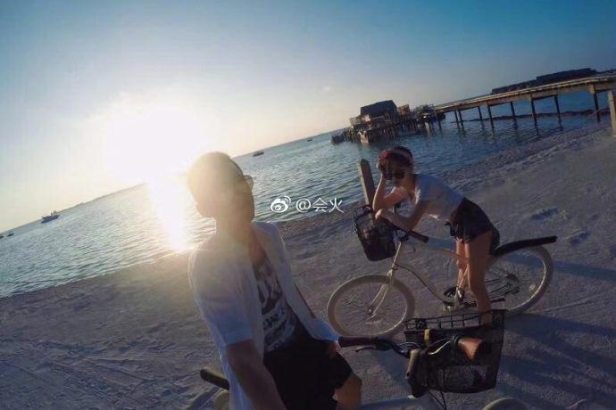 苏醒有女友了？两人亲密照被晒出，女友颜美身材靓