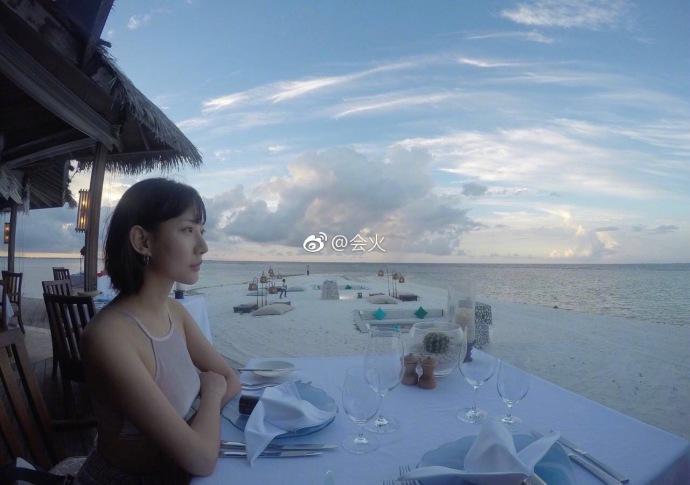 苏醒有女友了？两人亲密照被晒出，女友颜美身材靓