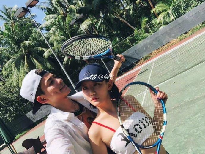 苏醒有女友了？两人亲密照被晒出，女友颜美身材靓