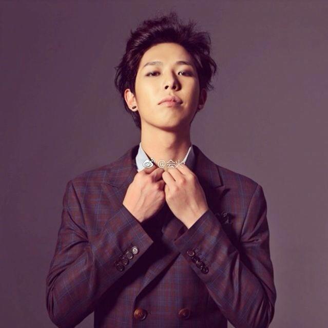 苏醒有女友了？两人亲密照被晒出，女友颜美身材靓