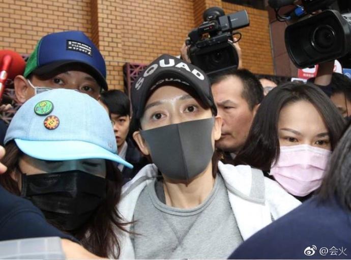 苏醒有女友了？两人亲密照被晒出，女友颜美身材靓