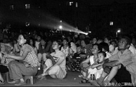 农村露天老电影，三毛流浪记！你还留下了多少回忆？