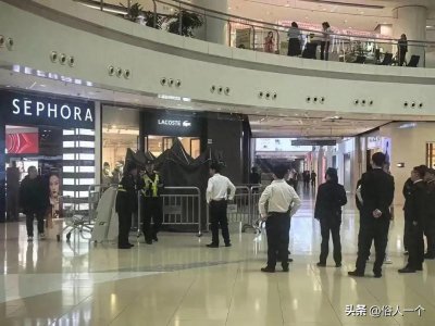 ​痛心！上海男子商场内跳楼身亡，才20多岁，目击者透露更多
