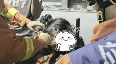 ​江苏一男子测试U型锁，开玩笑锁住老婆脖子后忘了密码，无奈请消防员出手