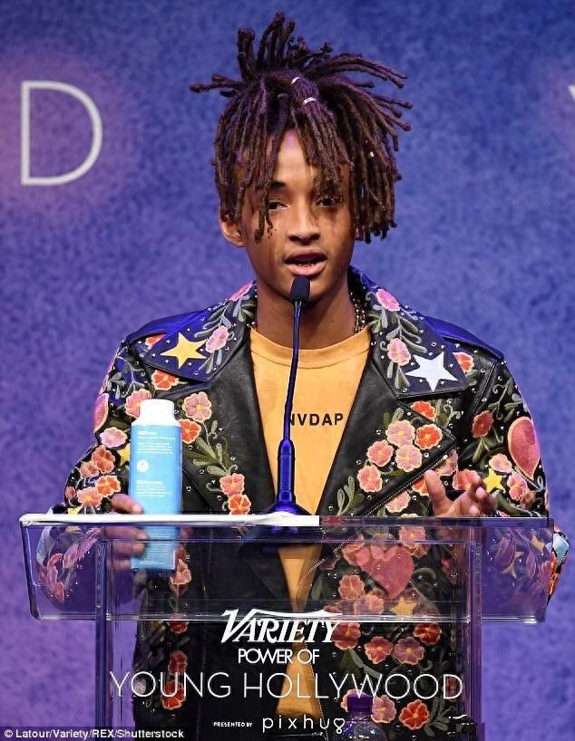 18岁贾登.史密斯洛杉矶出席活动，与女友现场深情亲吻全是宠溺