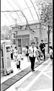 ​教师节送花被罚站 这是啥意思？