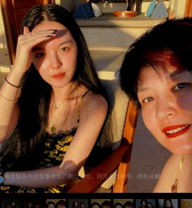 ​哈文与女儿美国过春节母女豪宅外晒太阳，戴着李咏遗物不离身