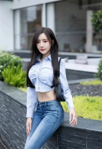 ​“A4腰”美女现身，牛仔裤如何演绎完美曲线？