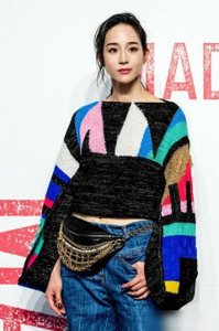 ​张钧甯把针织衫带火，搭配牛仔裤个性前卫，想时髦照着穿准没错