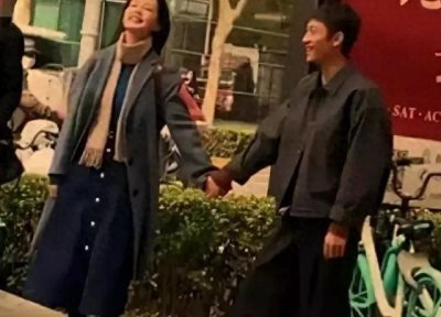 ​张一山恋情曝光两人大街牵手被拍