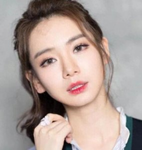 ​戚薇，1984年10月26日在四川省成都市出生，毕业于浙江传媒学院。