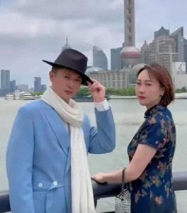 ​央视杨帆携妻子现身上海滩，俩人恩爱依旧，可妻子容貌再次引质疑