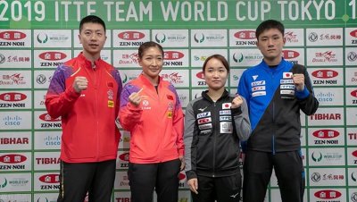 ​领奖台上与队友教练一起合照，伊藤美诚的身高，让她有点过分突出