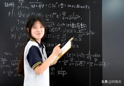 ​北大韦神近照曝光，弓腰低头袖口破烂引热议，网友：把姜萍嫁给他