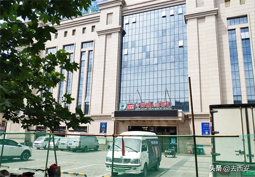 西安方欣海鲜市场实拍：交通畅通，部分围挡