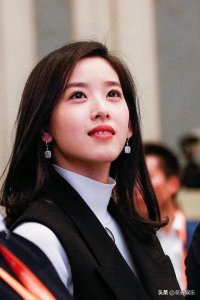 ​章泽天：从“奶茶妹妹〞到商业女王的蜕变之旅