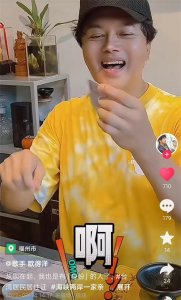 ​台湾歌手获得内地居住证！持证件难掩兴奋，52岁靠商演年赚3百万