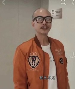 ​61岁钱小豪近照状态引热议！暴瘦秃头显沧桑，曾自曝10年无性